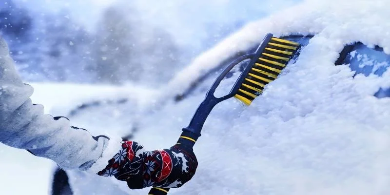 clearing-remove-snow-windshield